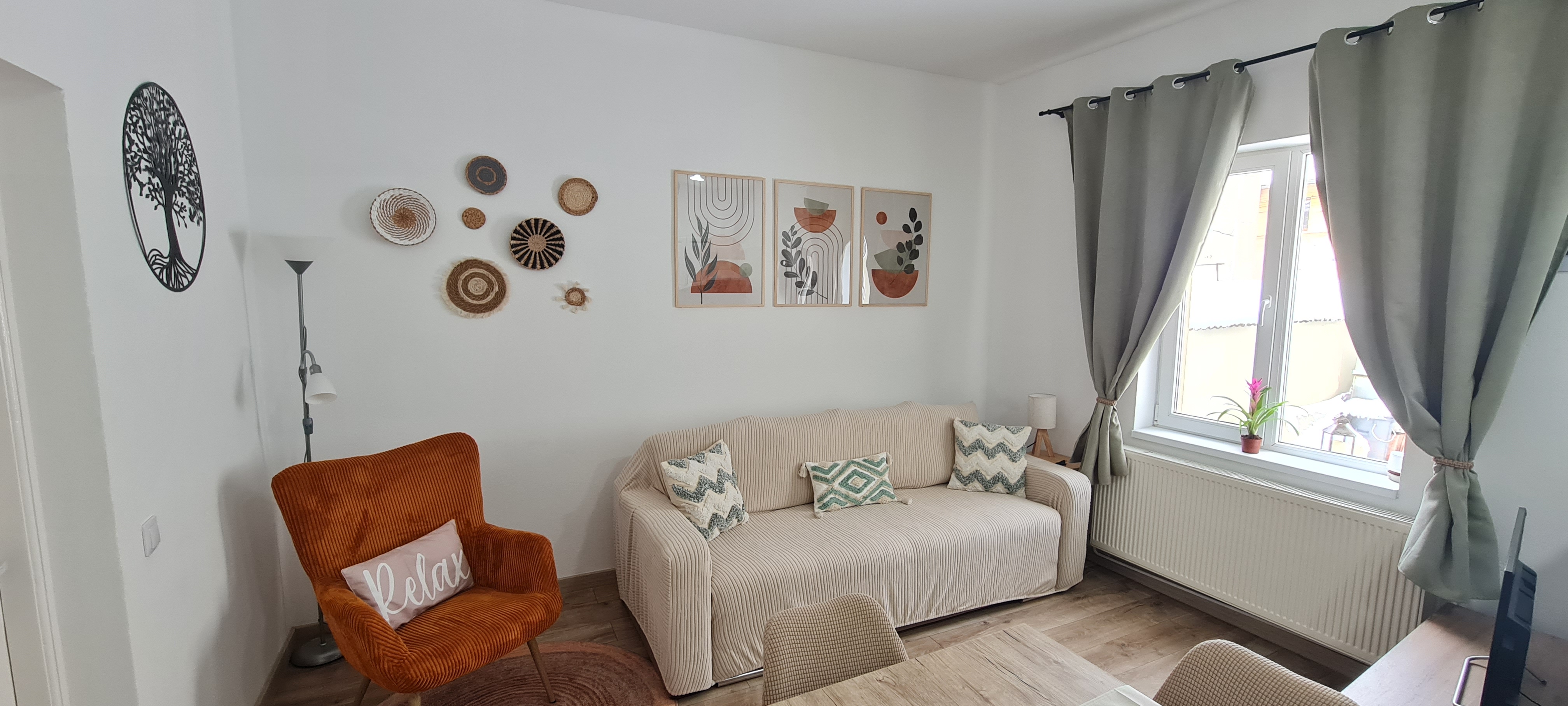 Living luminos cu canapea, fotoliu și decor boem la Casa Turcu Guest