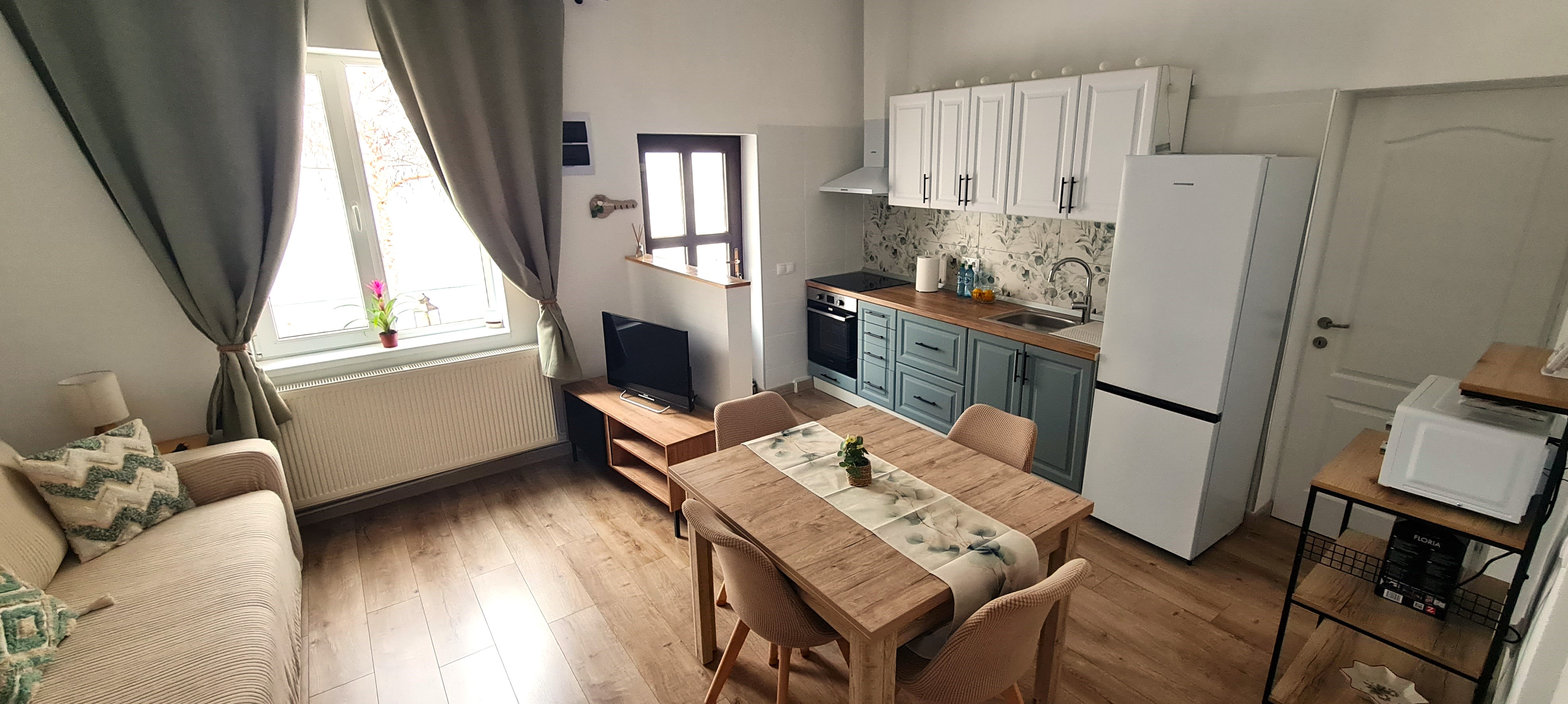 Bucătărie open-space cu zonă de luat masa în apartamentul Casa Turcu Guest