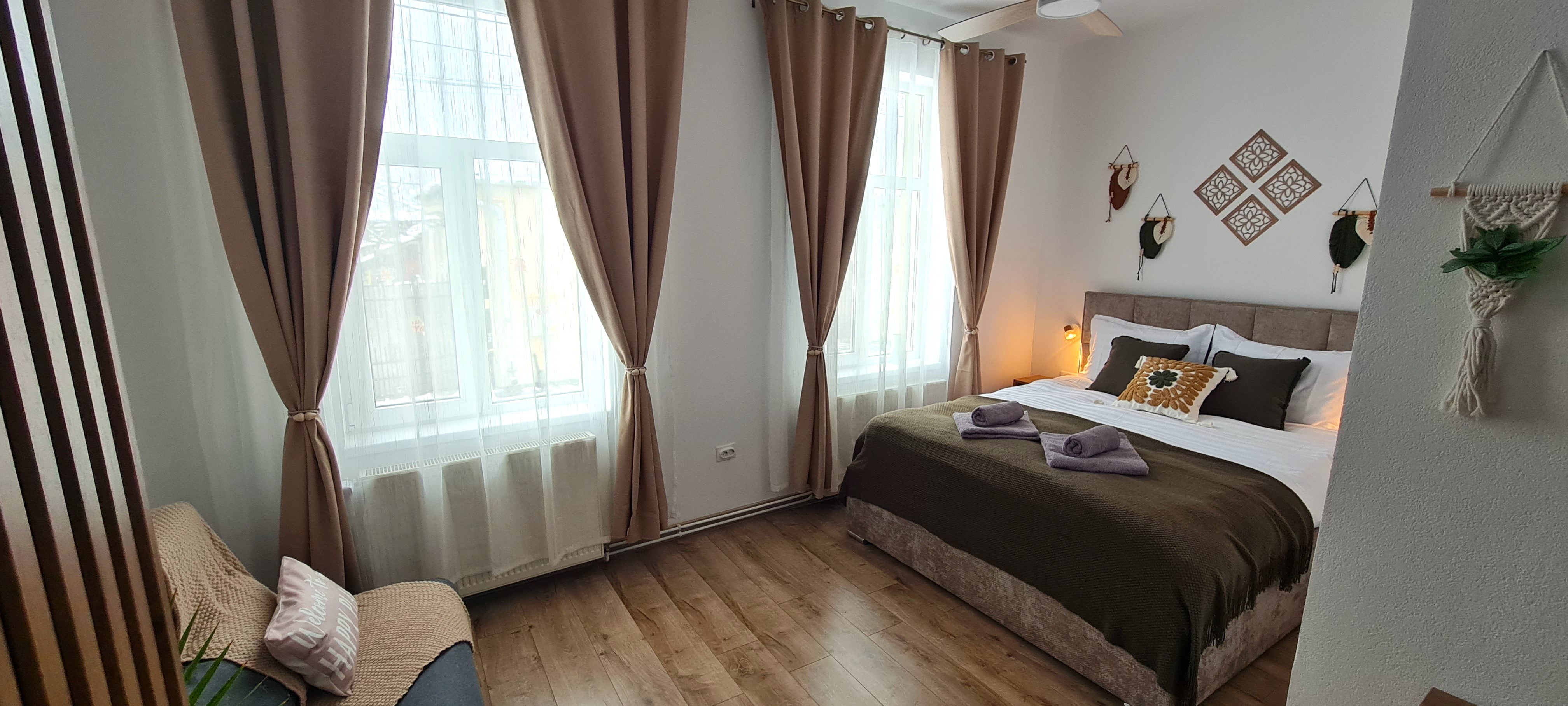 Dormitor principal luminos cu pat dublu la Casa Turcu Guest